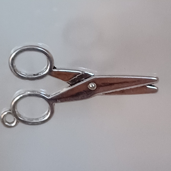 Scissor Charm - Picture 3 of 7